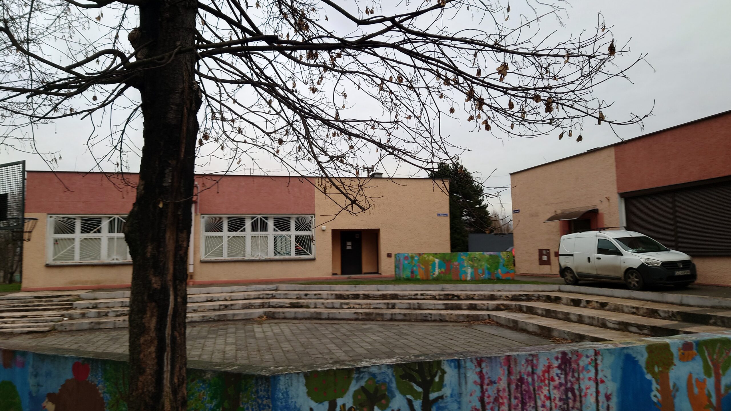 Bliźniacze budynki z mini amfiteatrem - Chabrowa 7 i Chabrowa 9